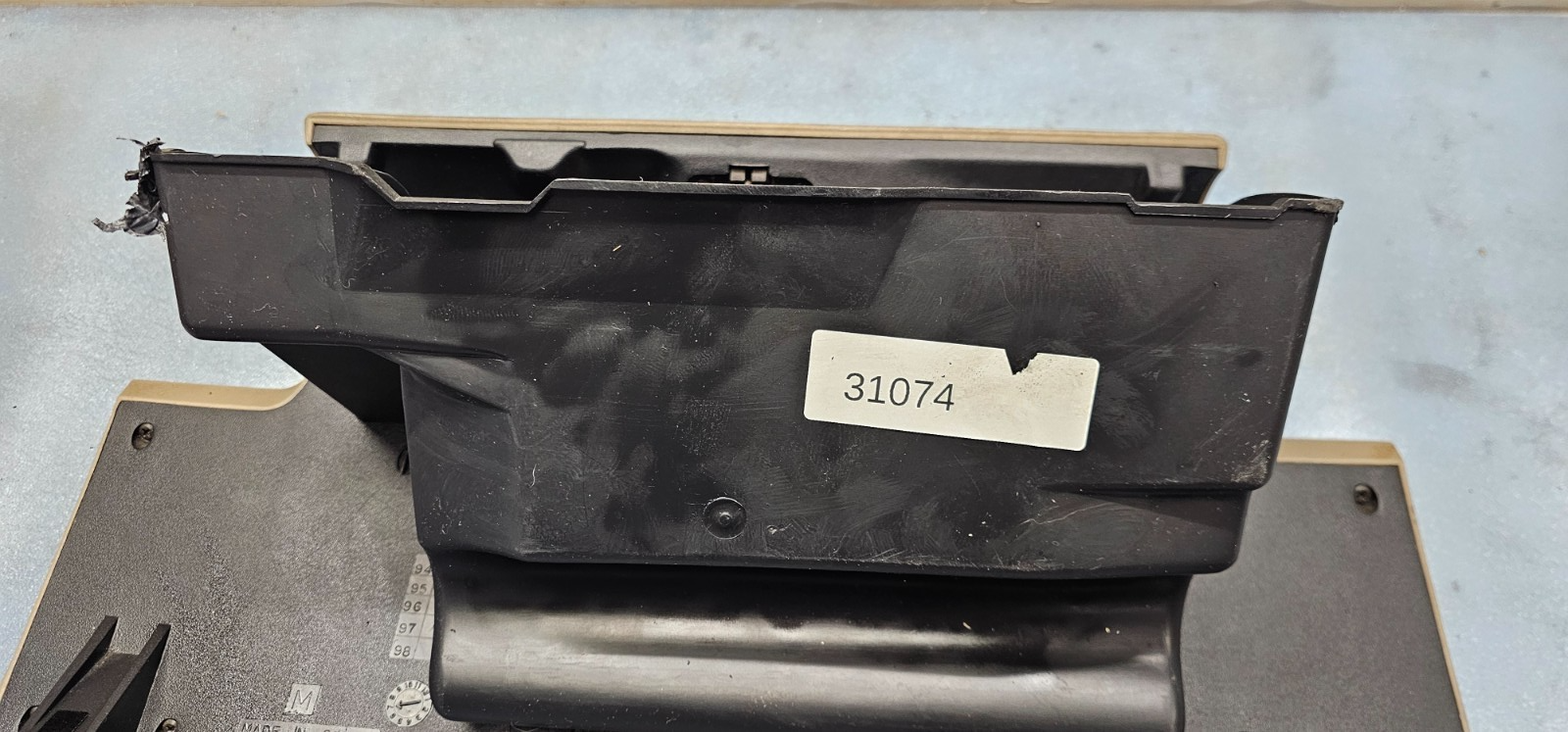 95-99 CHEVY GMC TRUCK SILVERADOC/K Glove Box Storage Compartment Assembly TAN G2