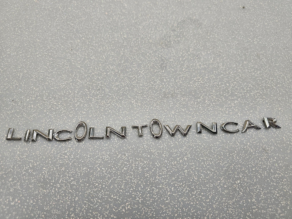 🔥03-11 LINCOLN TOWN CAR GATE LID EMBLEM BADGE SYMBOL LETTERS NAME PLATE SCRIPT