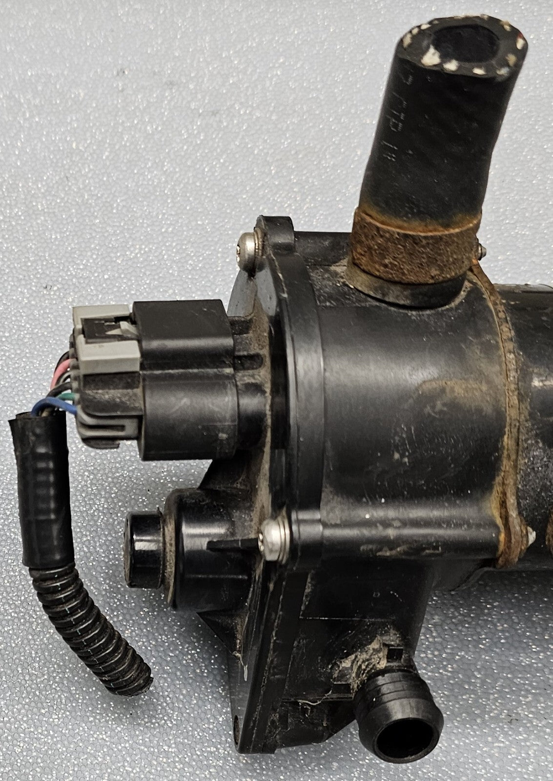 03-06 Silverado Sierra Tahoe Yukon Brake Vacuum Valve Booster Supplemental Pump