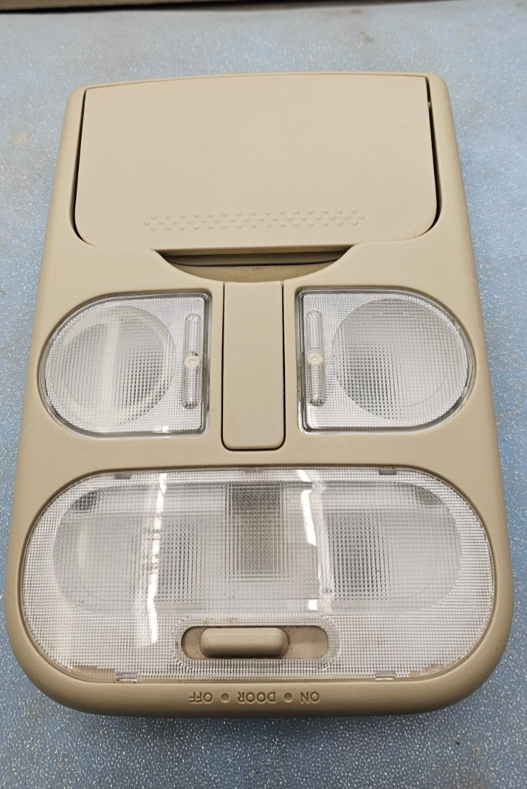 🔥04-08 Mitsubishi Endeavor Overhead Console Compartment Dome Map Light lamp Tan