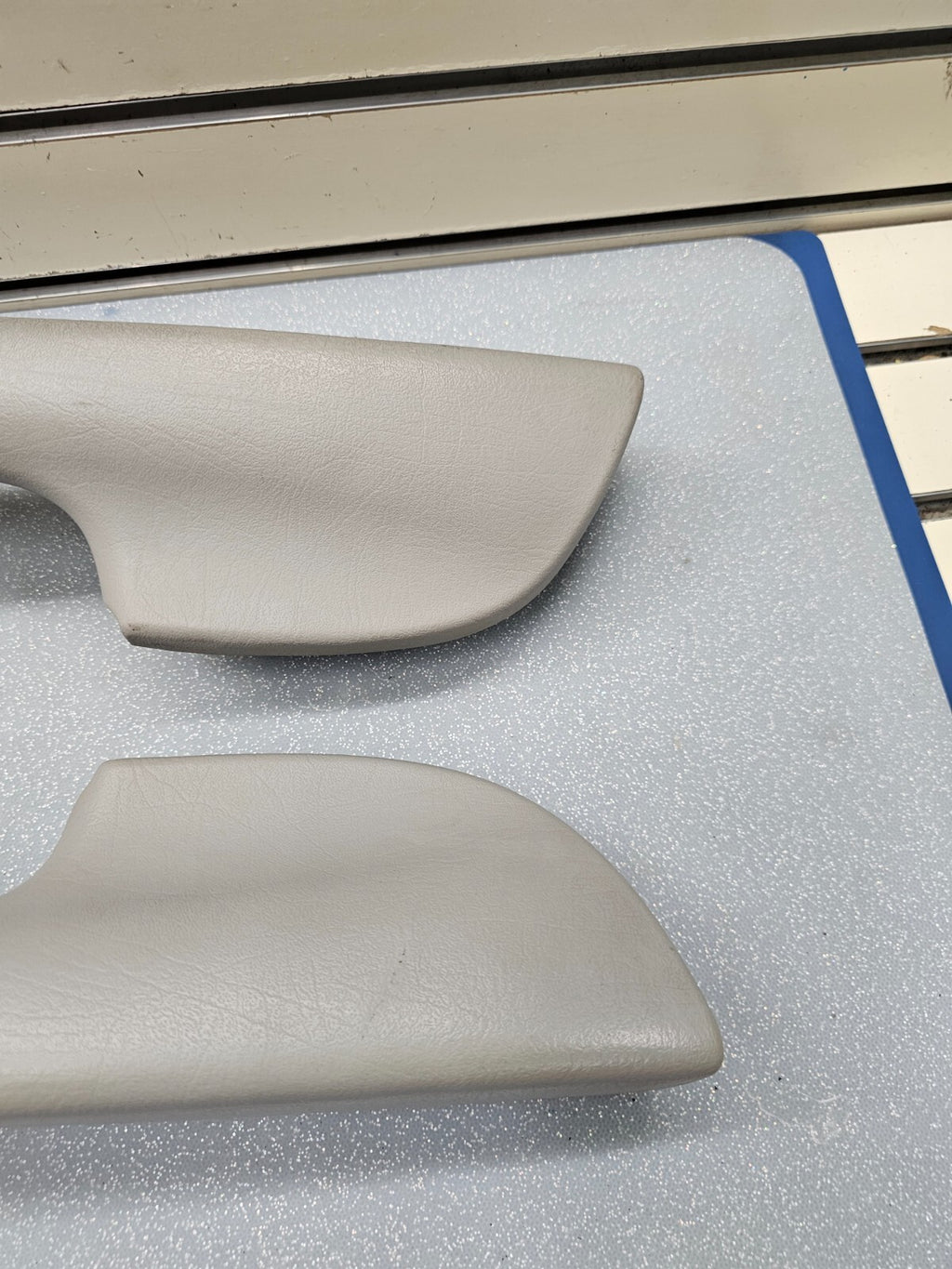 02-09 TRAILBLAZER Door Panel ARMREST Pull Handle LEFT/RIGHT Set 2 Light GRAY H4
