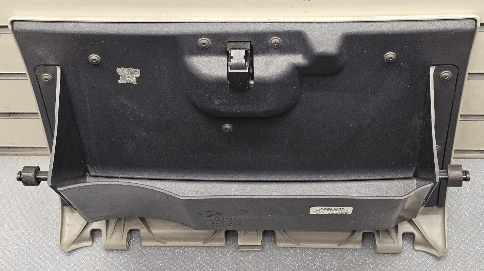🔥01-07 CARAVAN TOWN COUNTRY VOYAGER DASH GLOVE BOX COMPARTMENT ASSEMBLY TAN