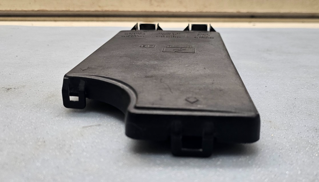 04-16 AVENGER SEBRING JEEP PATRIOT CALIBER Front Relay Engine Fuse Box Cover Lid