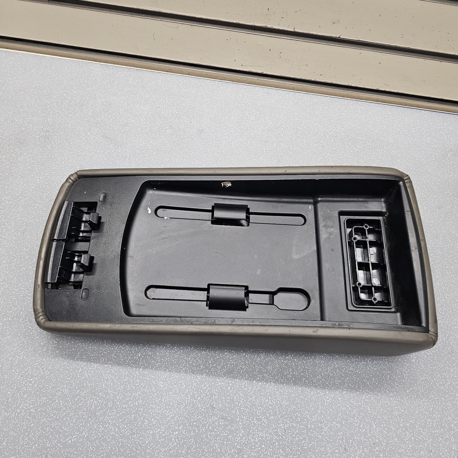🔥08-10 Dodge Charger Center Console Arm Rest Lid Leather Assembly Cover Tan OEM