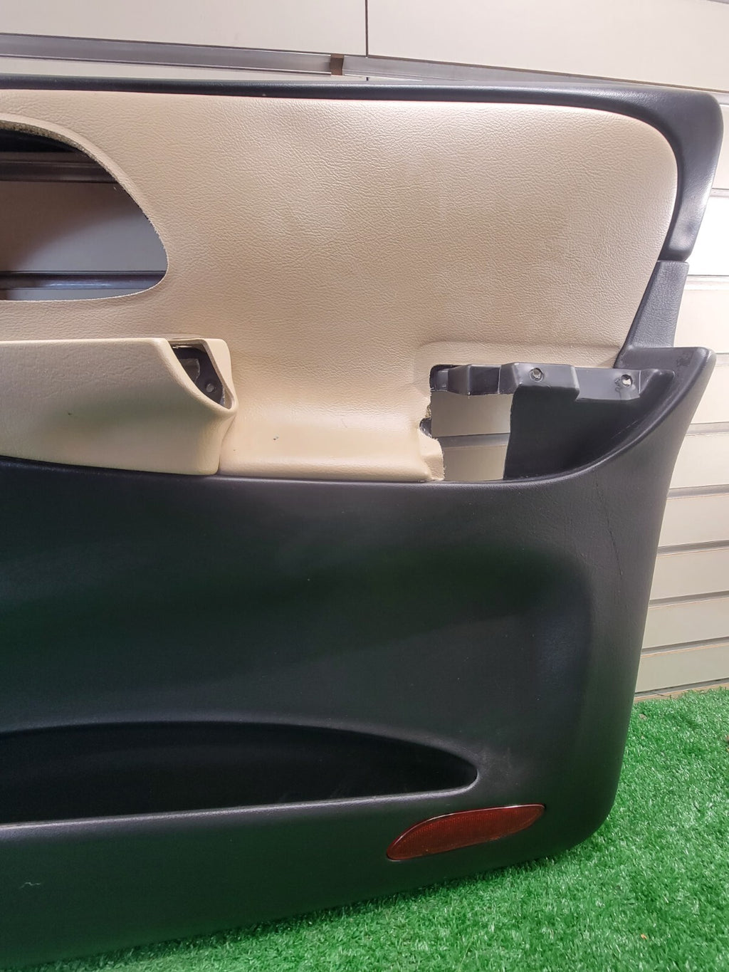🔥2002-2009 CHEVY TRAILBLAZER Door Panel Front PASSENGER Armrest BLACK/TAN D8
