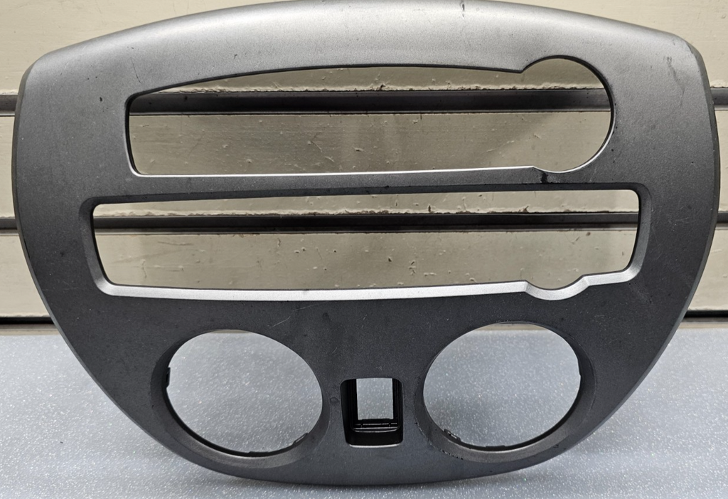 🔥06-08 Eclipse Dash AM FM Radio CD Player Display Stereo Panel Bezel Silver