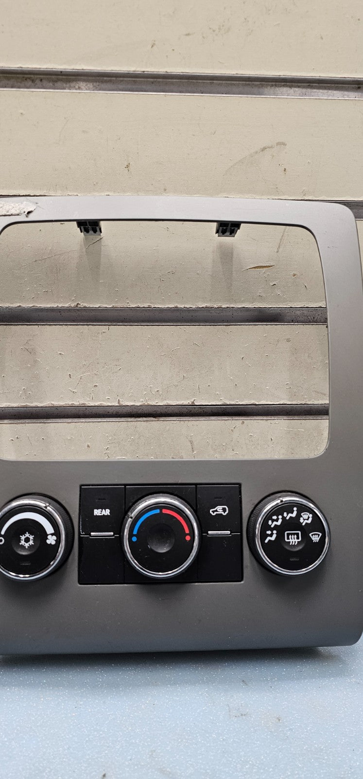 🔥13-17 Traverse Dash FM Radio Display Receiver AC Climate Control Bezel Silver