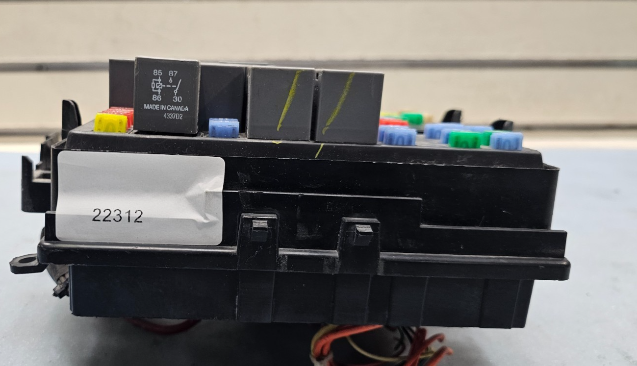 🔥03-06 Tahoe Yukon Engine Electrical Power Fuse Relay Junction Box Assembly