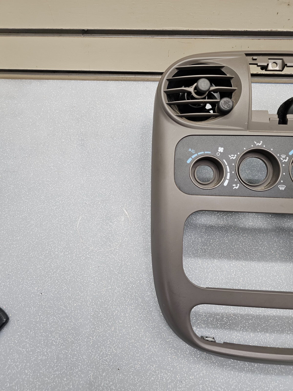 🔥01-05 Chrysler PT CRUISER Dash Radio Bezel Climate Trim Panel TAN B17