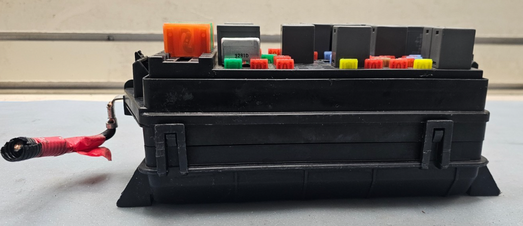 🔥00-05 DEVILLE SEVILLE Engine Fuse Relay Box Wiring Harness Junction Block