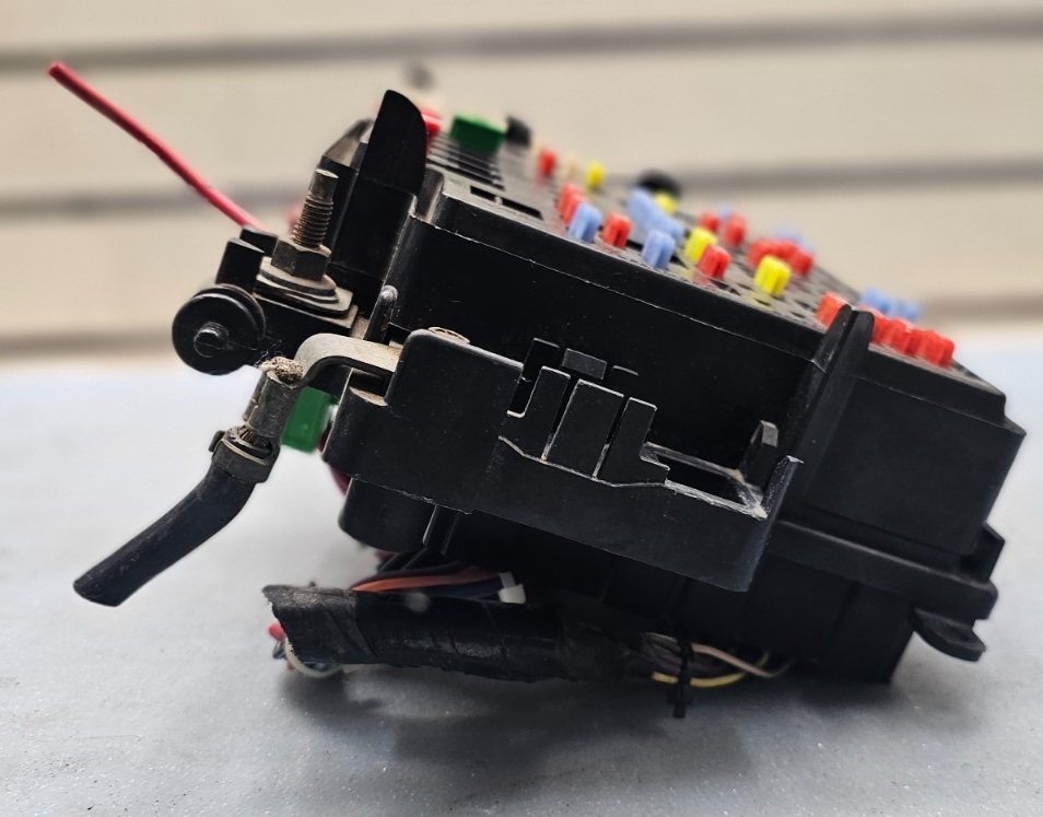 🔥03-05 Silverado Sierra Suburban PICKUP Engine Fuse Engine Wiring Harness Box