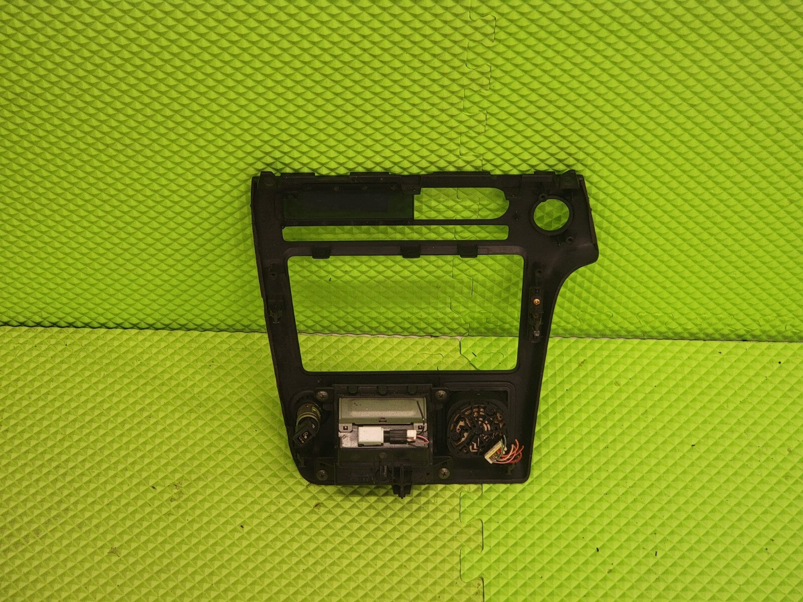01-04 Nissan Pathfinder INFINITI QX4 Dash Radio BEZEL Center Trim BLACK B19