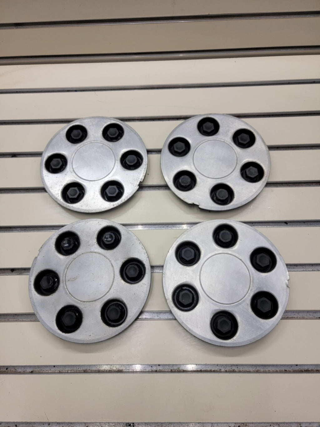 2003 -2007 Tahoe Avalanche Silverado 1500 OEM Wheel Center Cap no emblem