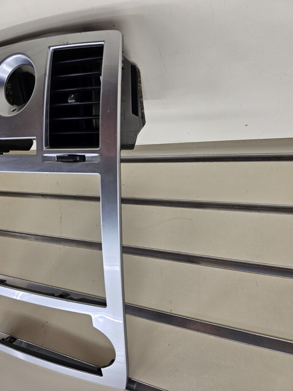 🔥05-07 CHRYSLER 300 CENTER DASH RADIO BEZEL CENTER TRIM PANEL SILVER OEM B16