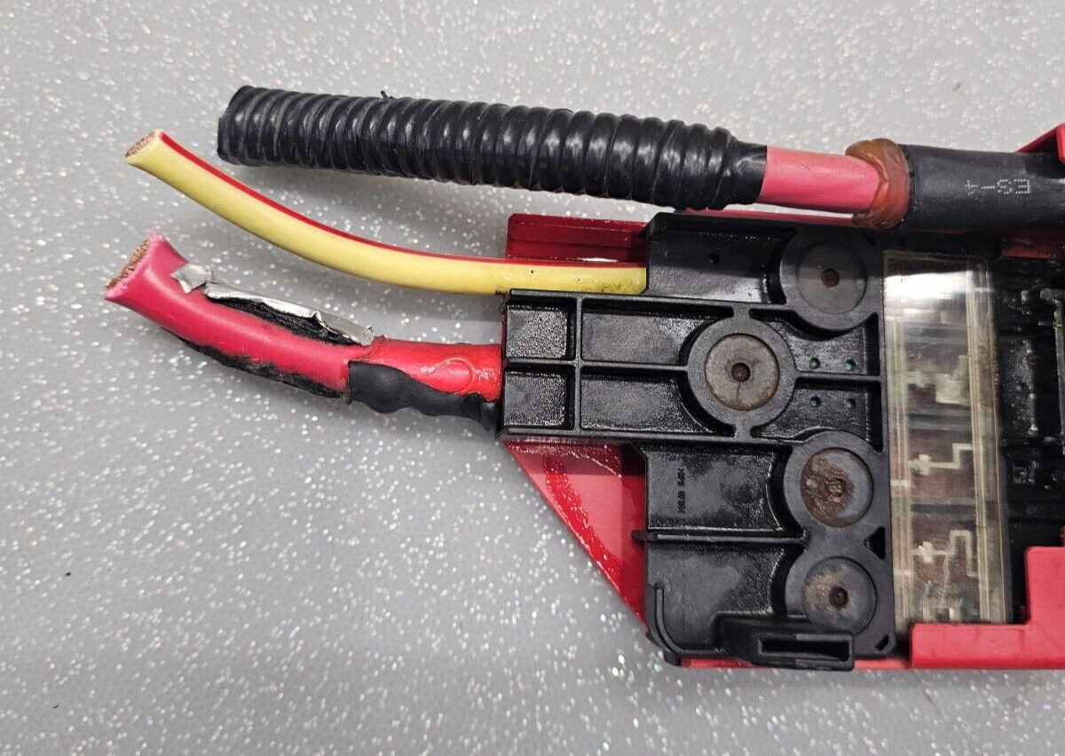 11-17 Ford Fiesta Positive Terminal Battery Block fuse Connector CLAMP 450A OEM