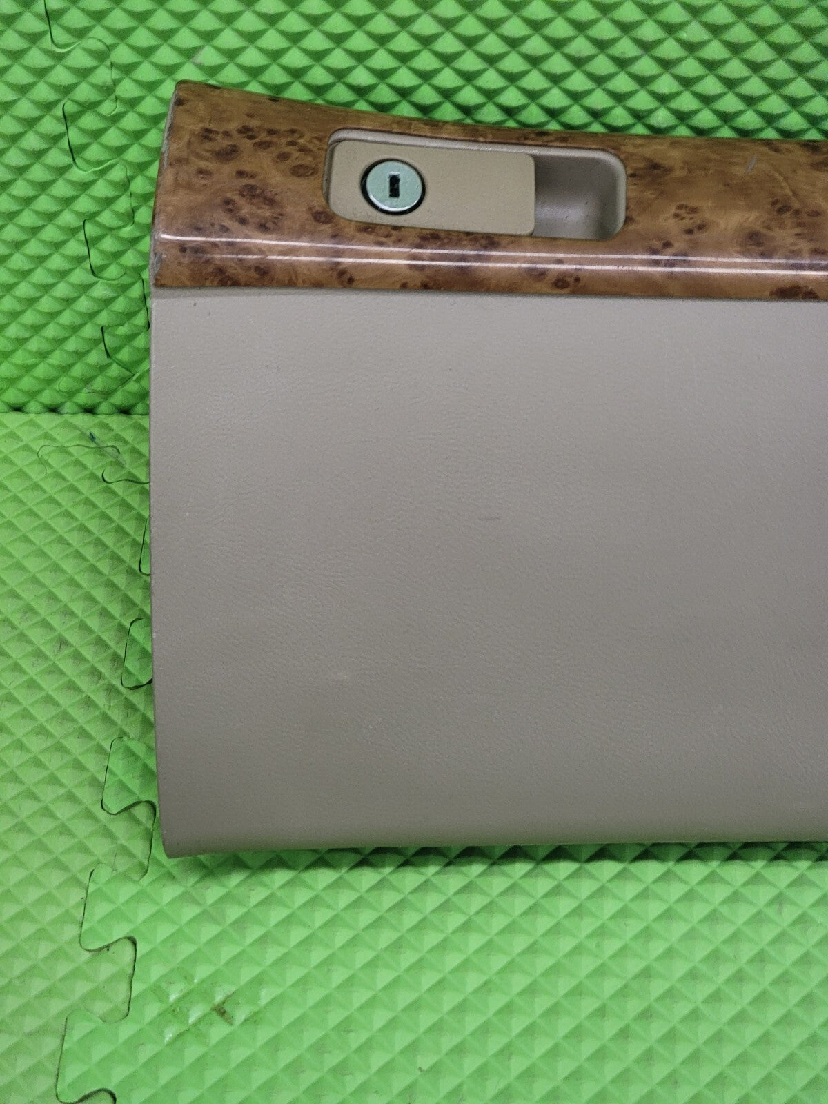 03-07 Honda ACCORD Dash GLOVE BOX Storage Compartment Beige TAN/woodgrain G31