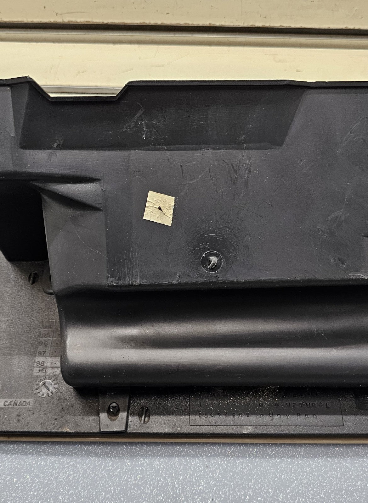95-99 CHEVY GMC TRUCK SILVERADOC/K Glove Box Storage Compartment Assembly TAN G2
