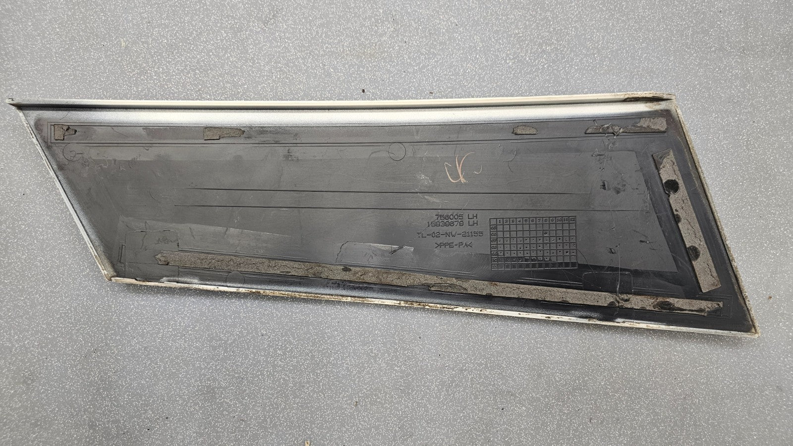 🔥08-12 BUICK ENCLAVE REAR LEFT DRIVER WINDOW APPLIQUE MOLDING PILLAR SILVER