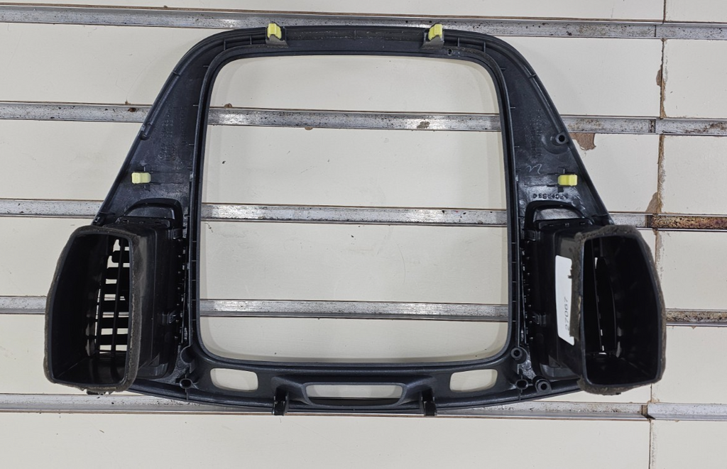 01-07 TOYOTA HIGHLANDER CENTER DASH RADIO CLIMATE TRIM SURROUND BEZEL SILVER B66