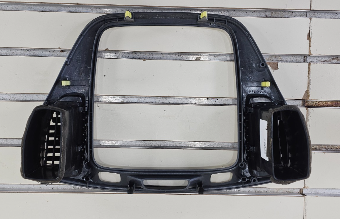 01-07 TOYOTA HIGHLANDER CENTER DASH RADIO CLIMATE TRIM SURROUND BEZEL SILVER B66