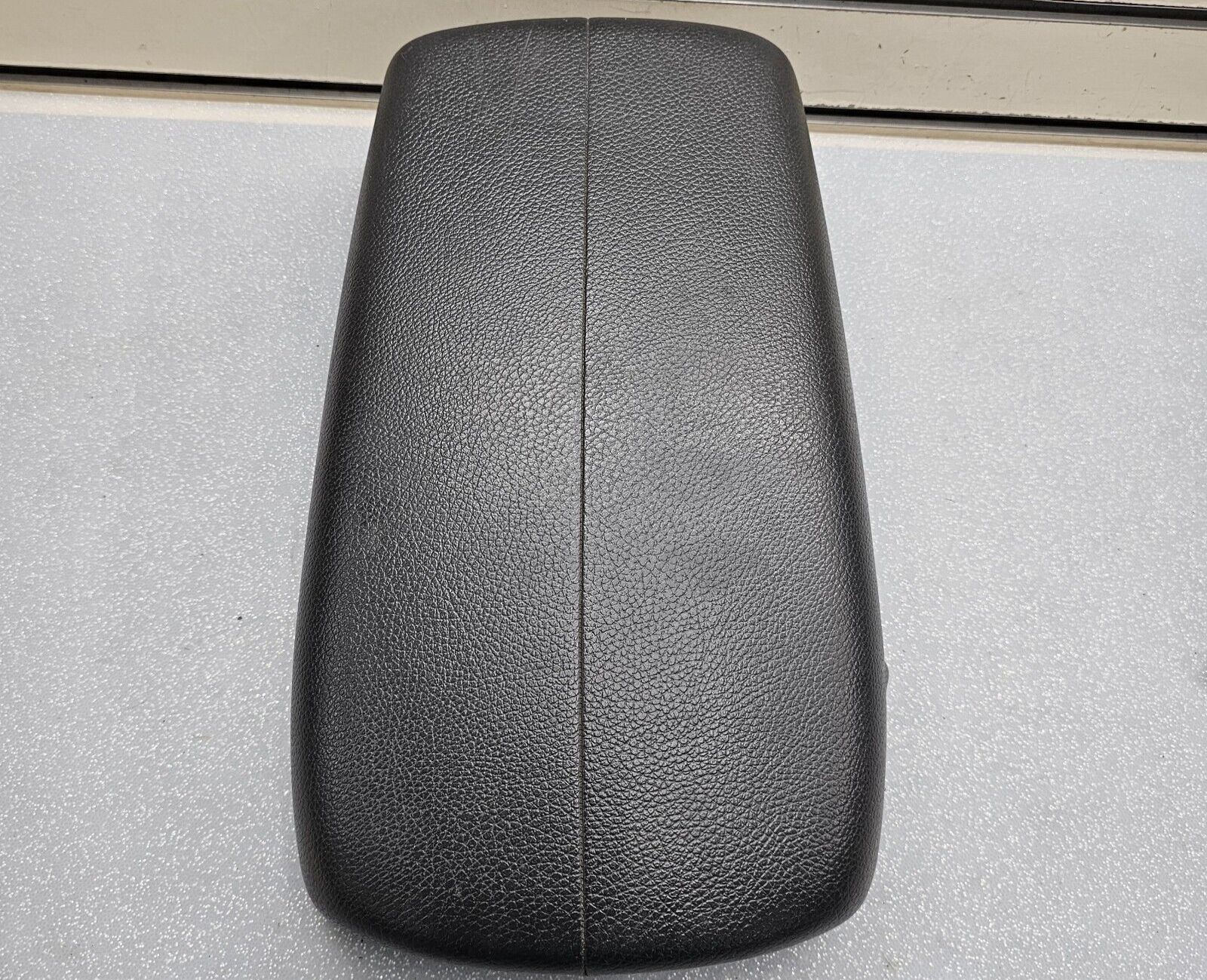 🔥10-13 Kia Sorento Console Lid Cover Leather Top Pad Armrest Assembly Black OEM