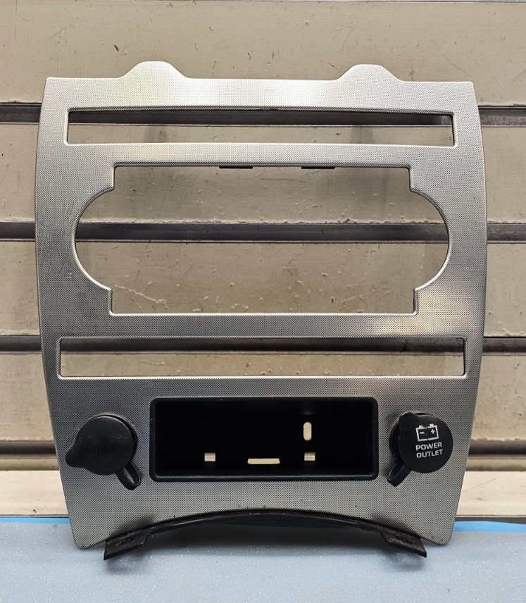 🔥05-06 JEEP GRAND CHEROKEE DASH PANEL RADIO SURROUND TRIM BEZEL SILVER B70