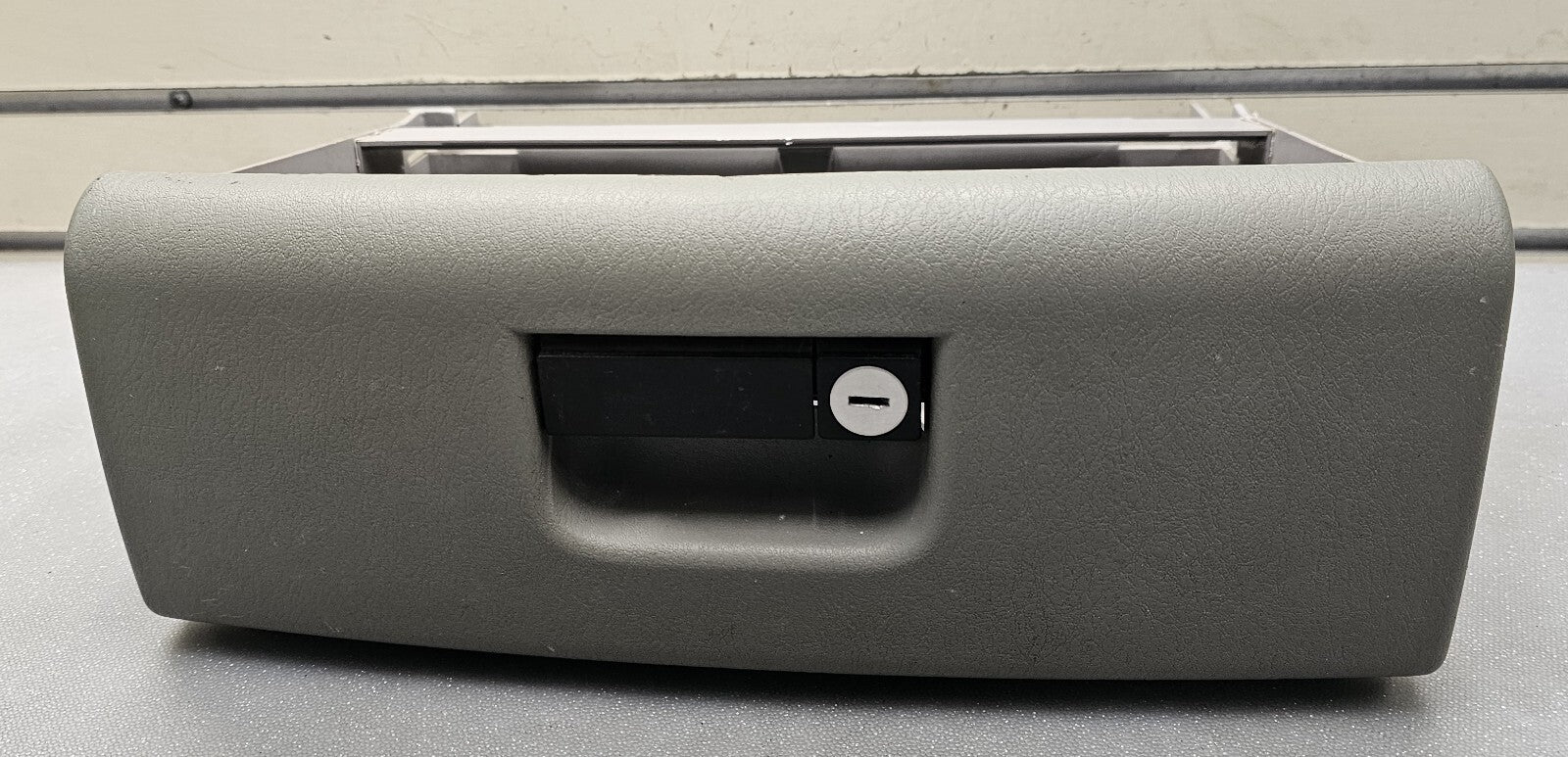 🔥01-07 CARAVAN TOWN COUNTRY DASH GLOVE BOX COMPARTMENT LID COVER ASSEMBLY GRAY