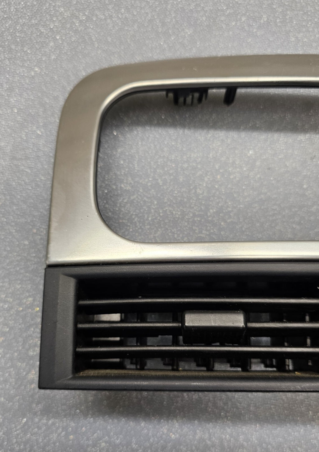 99-04 Jeep GRAND CHEROKEE Dash Center RADIO Bezel A/C Air Vent Trim SILVER B67