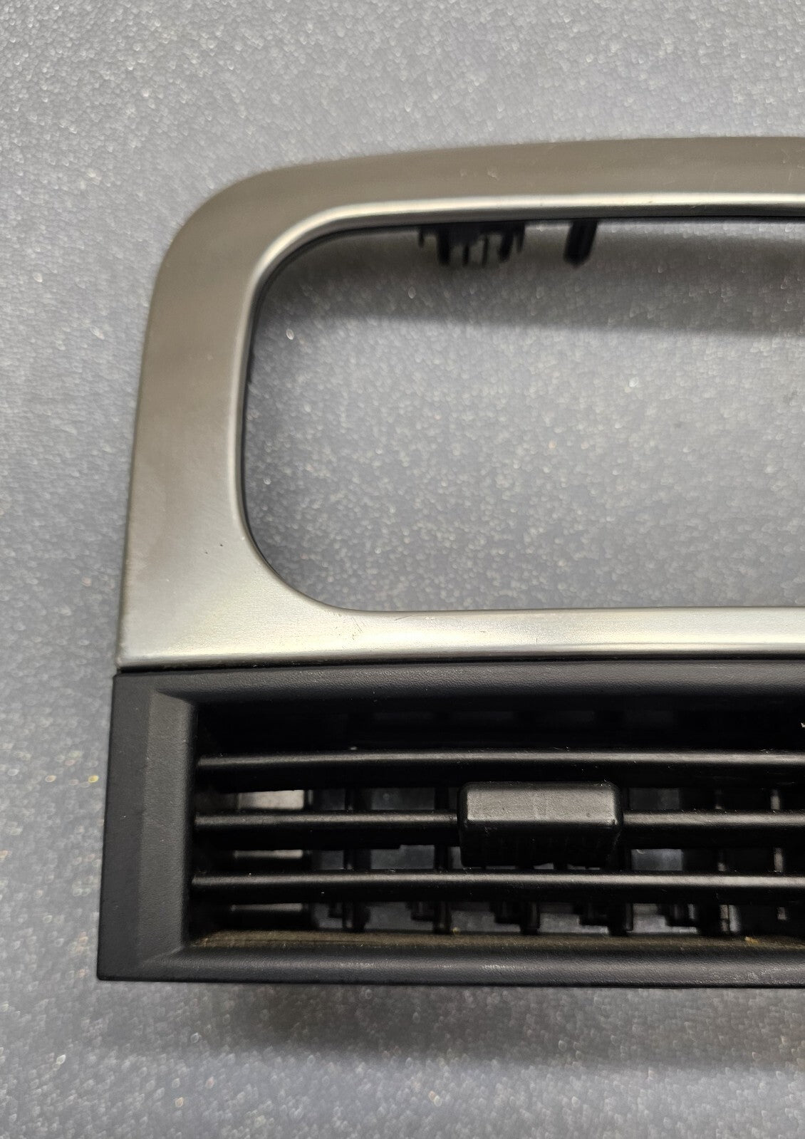 99-04 Jeep GRAND CHEROKEE Dash Center RADIO Bezel A/C Air Vent Trim SILVER B67