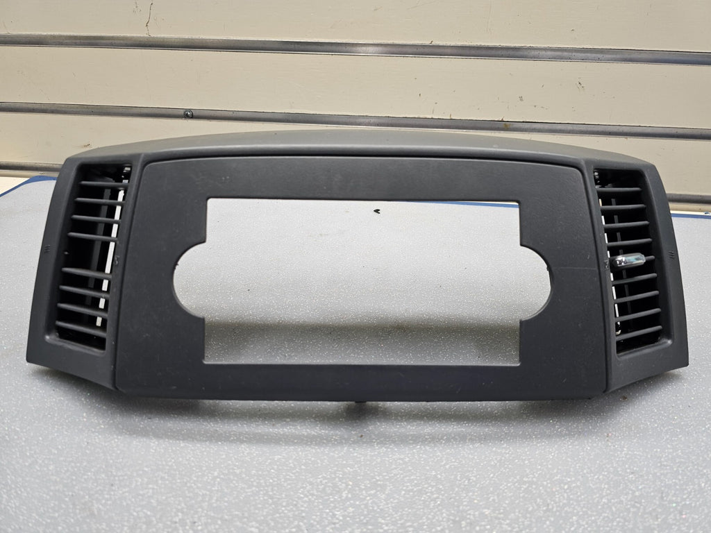 05-07 Jeep Grand Cherokee Center Radio Dash Bezel Trim Panel Surround Balck B30