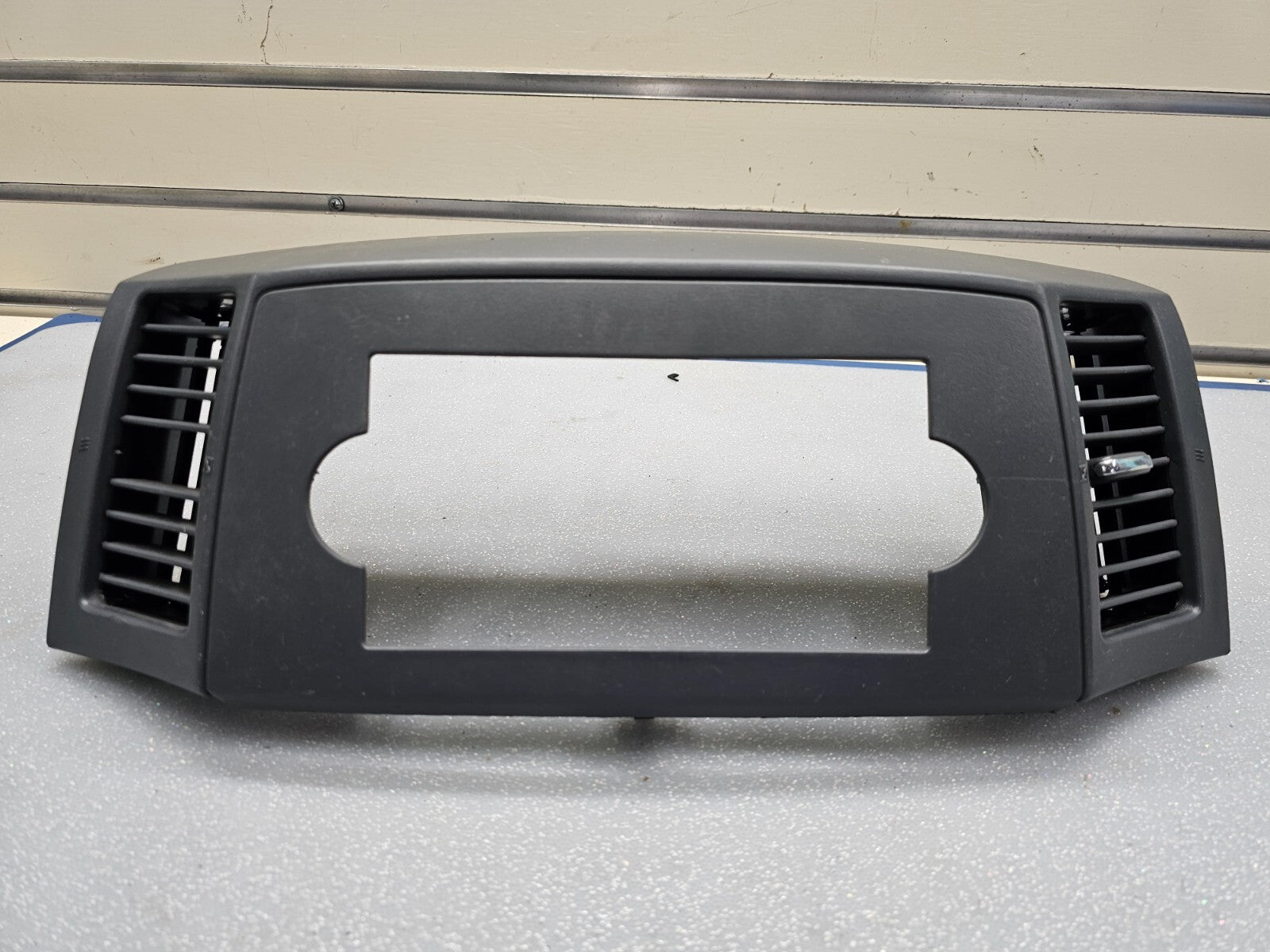 05-07 Jeep Grand Cherokee Center Radio Dash Bezel Trim Panel Surround Balck B30