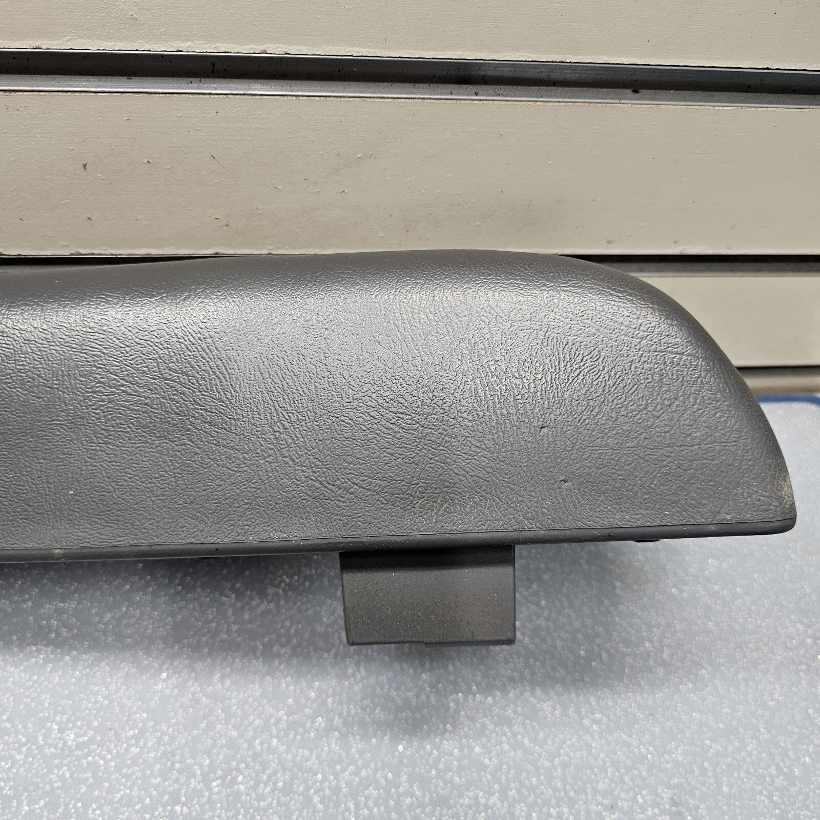 99-06 Chevy GMC Silverado TAHOE Door Panel ARMREST Front LEFT Handle DK GREY H3 