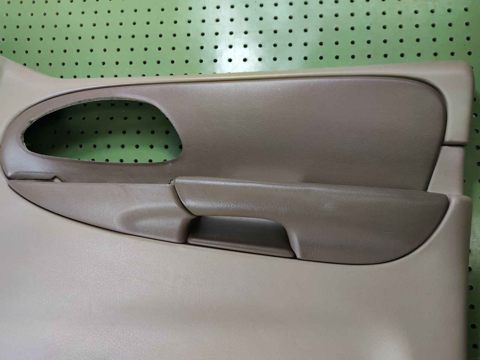 🔥2002-2009 CHEVY TRAILBLAZER Door Panel  Front RIGHT Passenger Armrest TAN D8