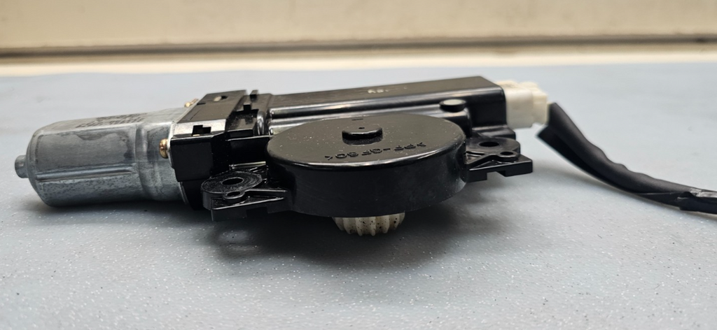 05-10 SCION TC Front Upper Sun Roof Power Motor Sliding Gear Motorized Assembly