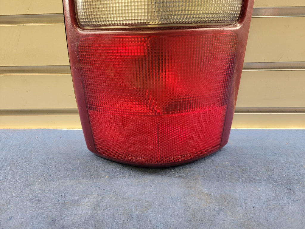 🔥2000 -2003 Chevrolet Tahoe Driver Left Side Tail Light