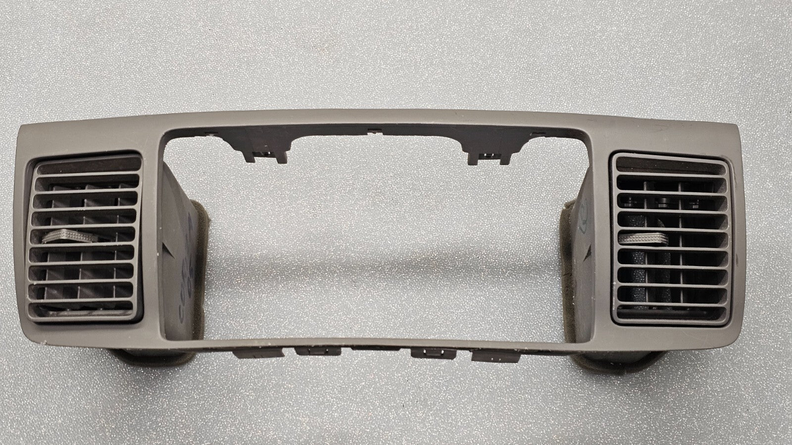 🔥03-08 TOYOTA COROLLA CENTER DASH RADIO SURROUND BEZEL TRIM PANEL OEM GRAY B28
