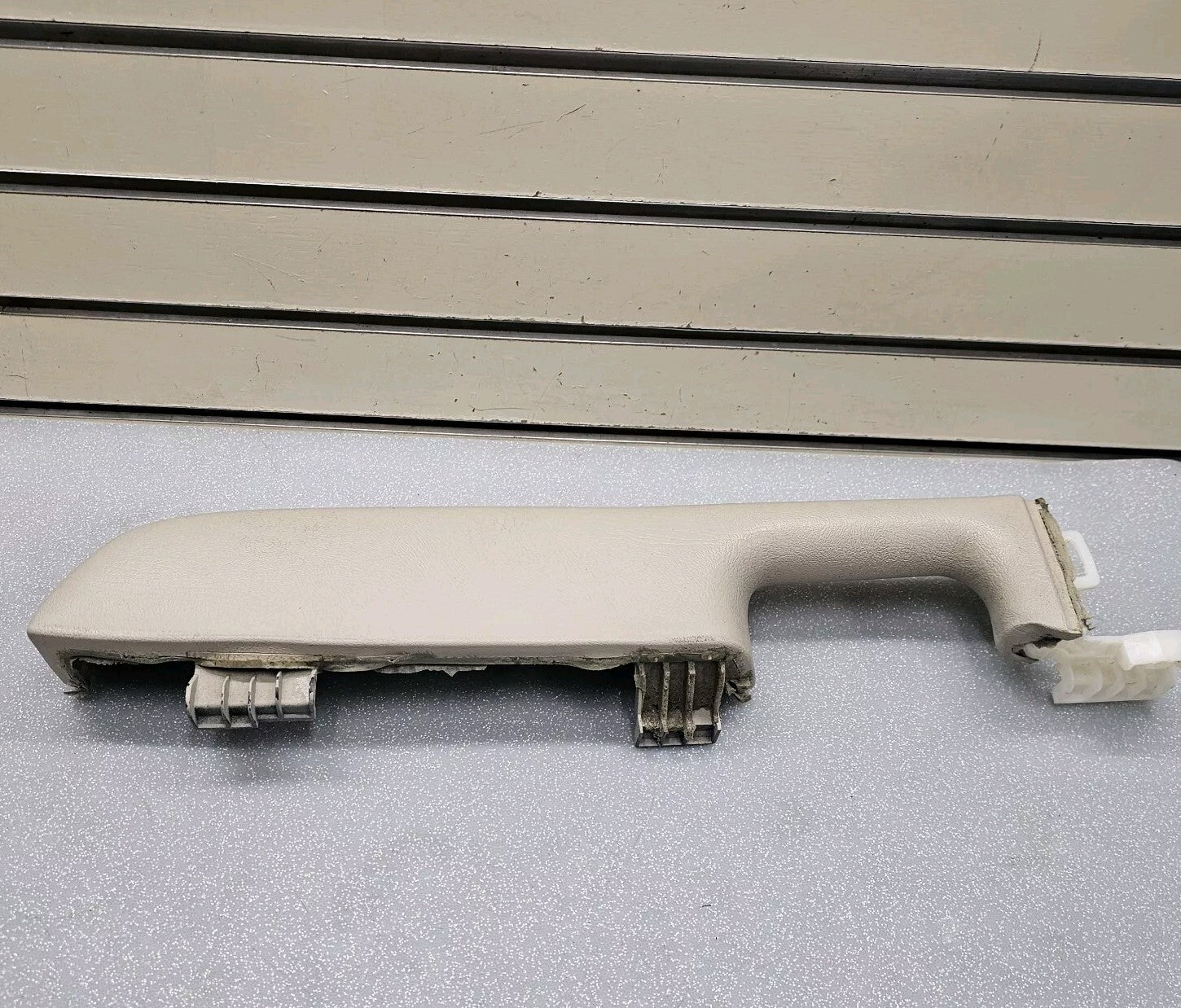 03-06 Chevrolet GMC Silverado Tahoe Front Right Door Armrest Handle Light Tan H2