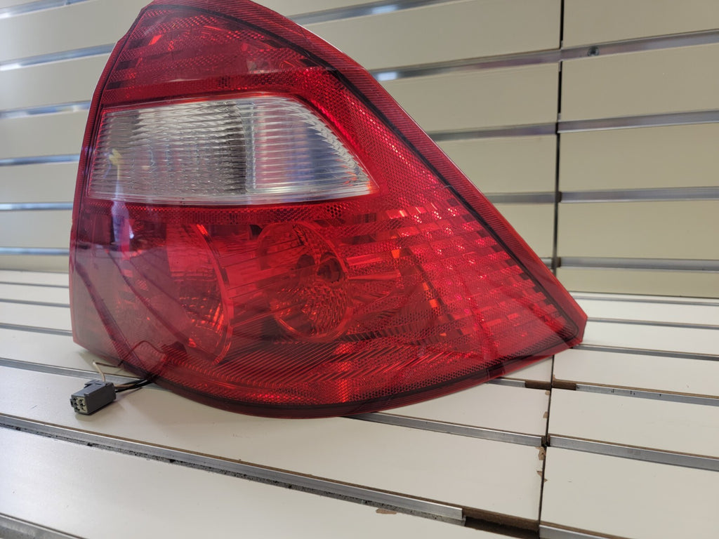 🔥2005-2007 Ford Five Hundred Passenger Side right Tail Light tailight