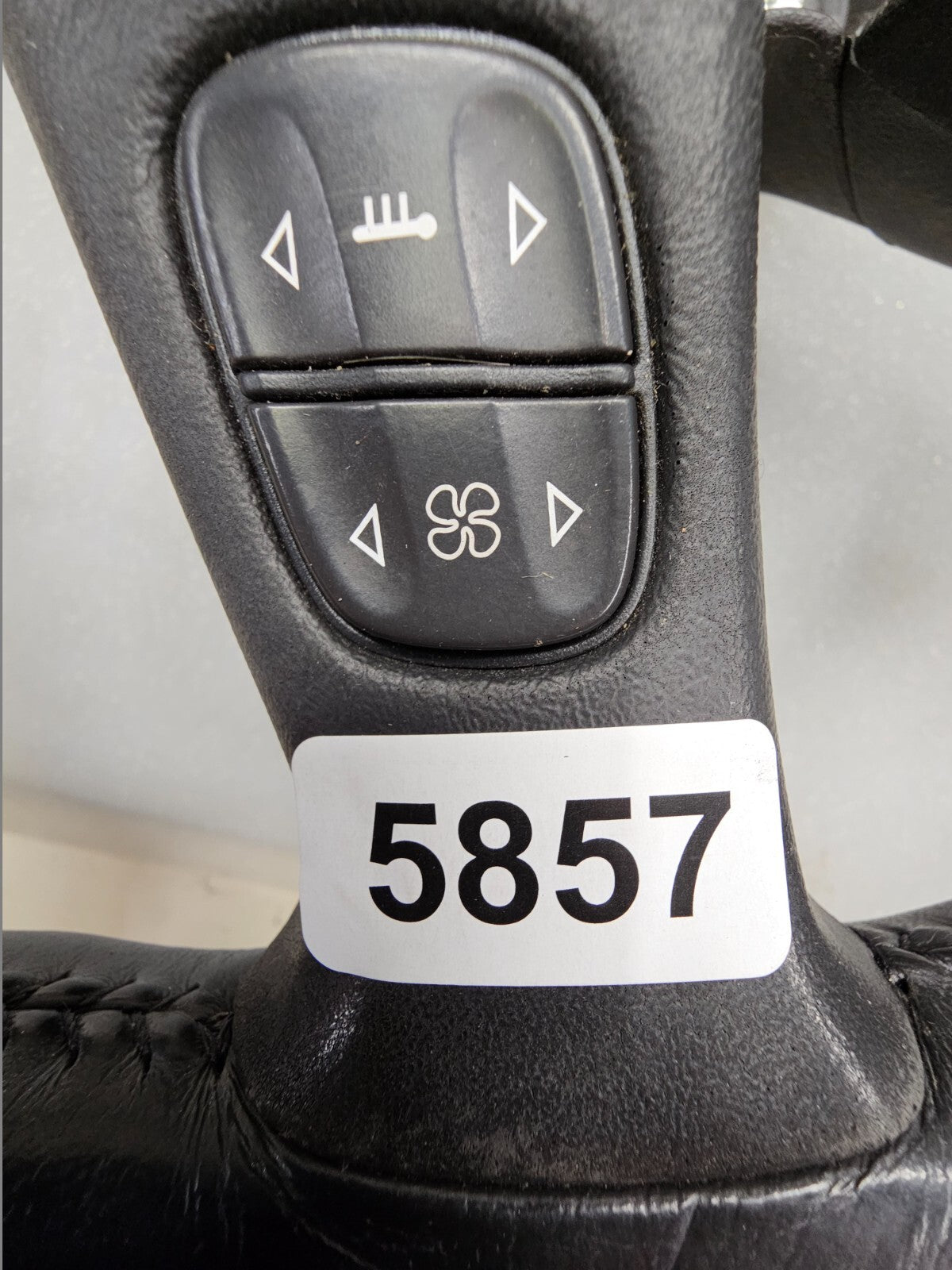 02-09 Trailblazer Envoy03-06 SILVERADO SIERRA YUKON STEERING WHEEL LEATHER BLACK