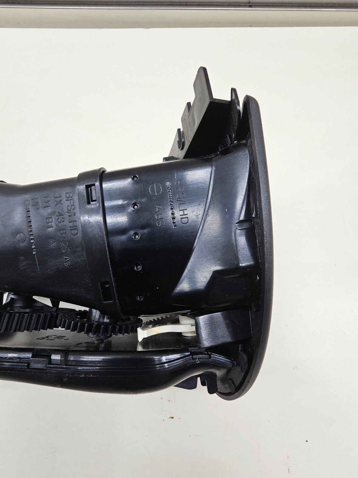 02-08 Jaguar X-Type Right Passenger Outer Dash Front Center Air Vent Heater OEM