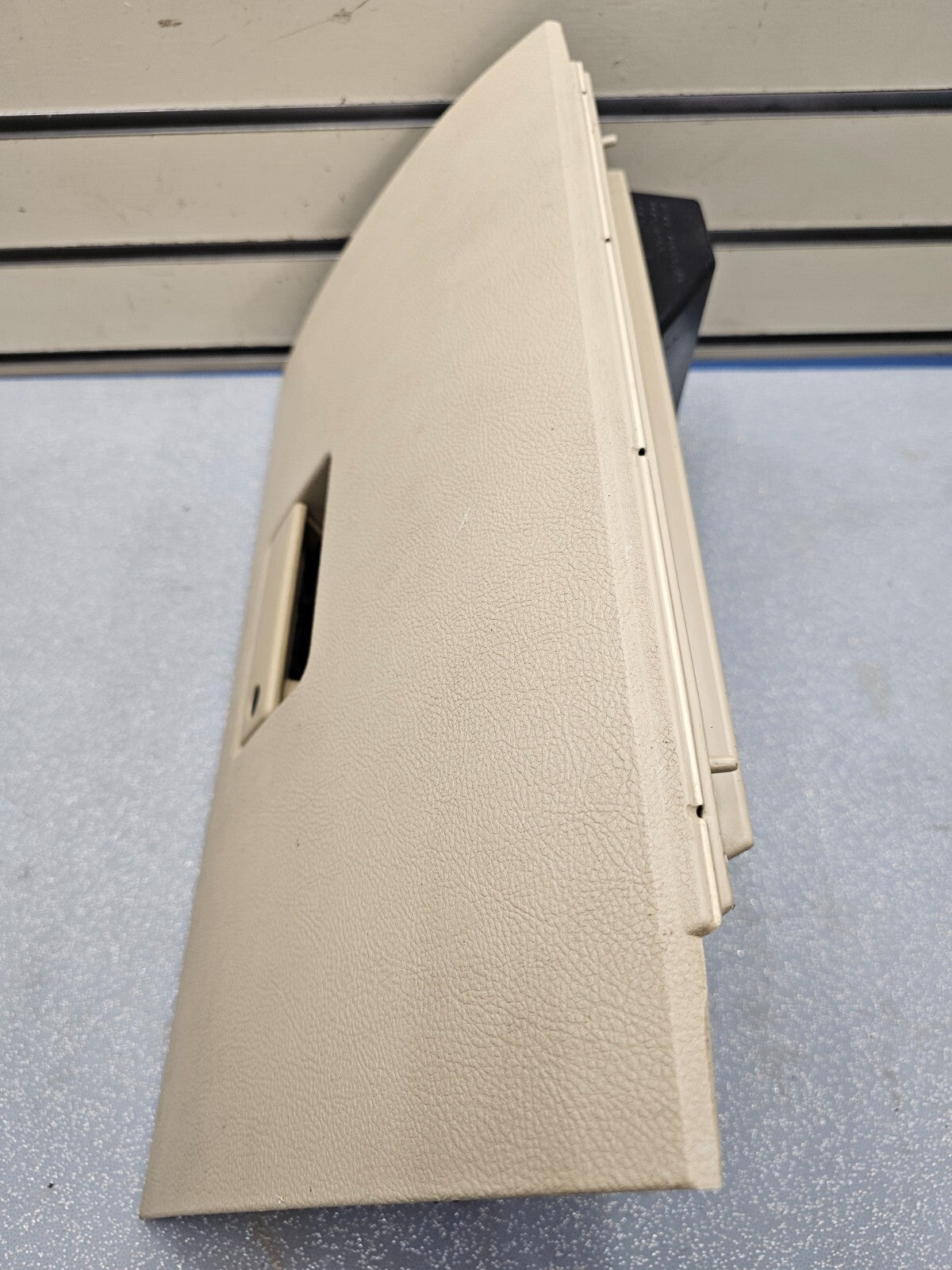 03-06 NAVIGATOR DASH GLOVE BOX STORAGE COMPARTMENT INSTRUMENT PANEL ASSEMBLY TAN