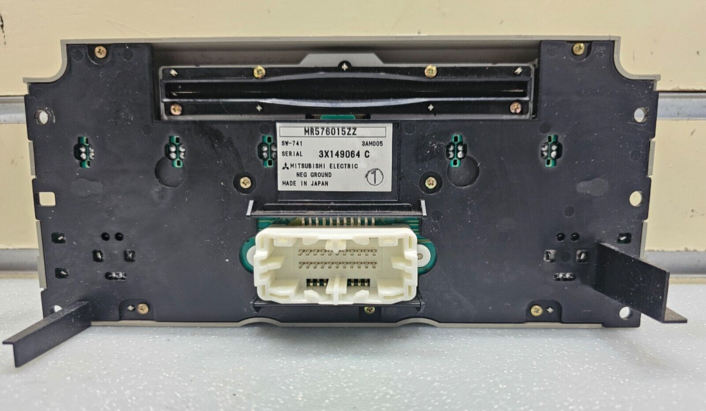 04-05 Mitsubishi ENDEAVOR Dash AM FM Radio CD Player Control Stereo Assembly OEM