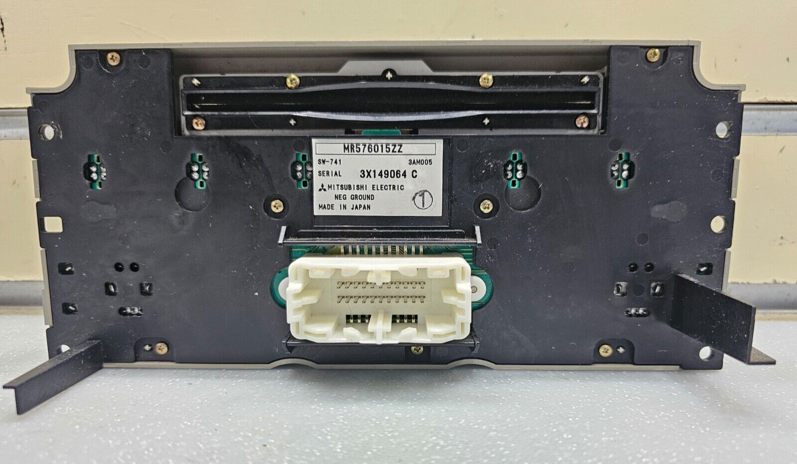 04-05 Mitsubishi ENDEAVOR Dash AM FM Radio CD Player Control Stereo Assembly OEM