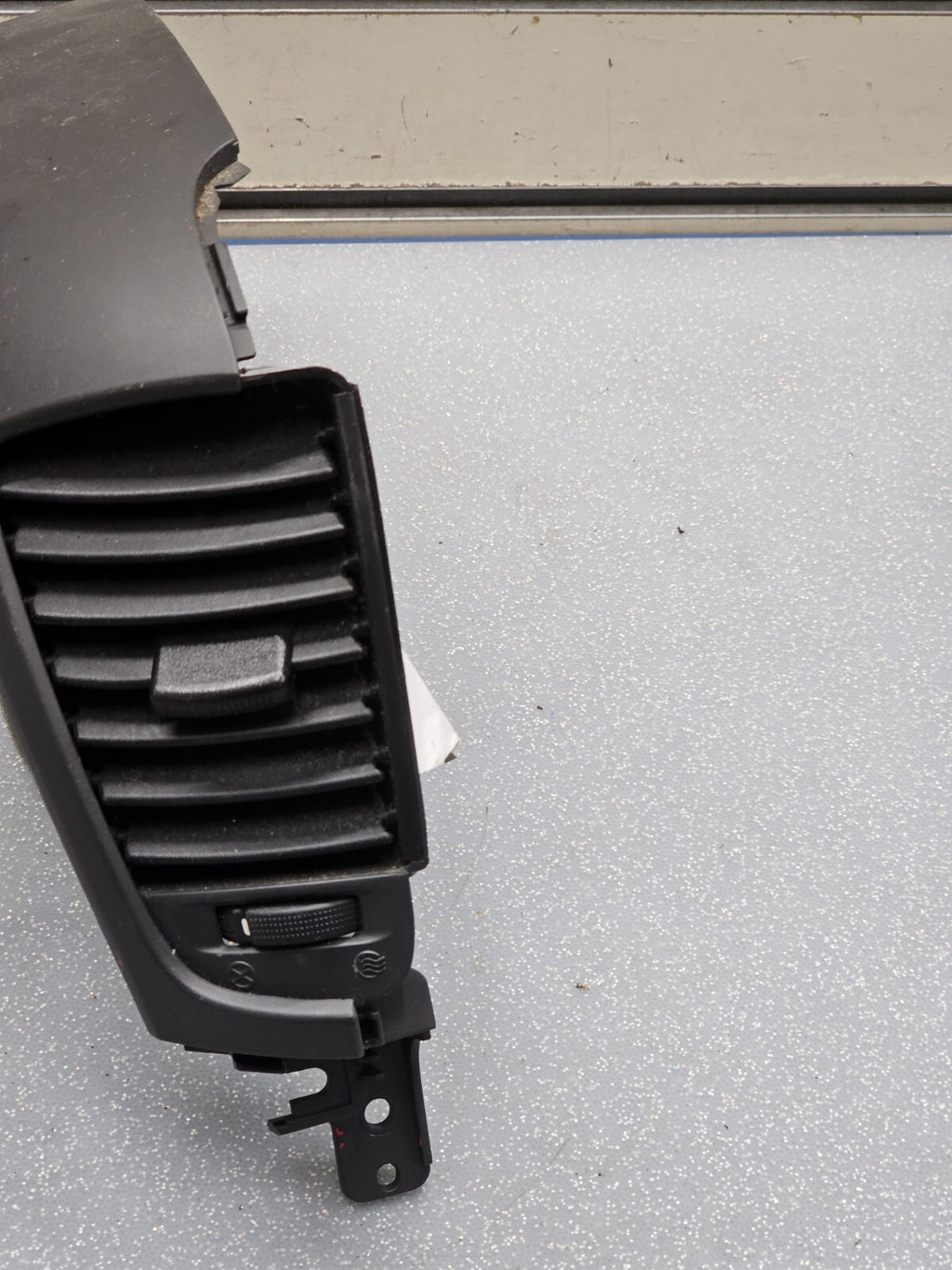 08-09 KIA SORENTO CENTRE DASH LEFT DRIVER AIR VENT HEATER CONDITIONING BLACK OEM