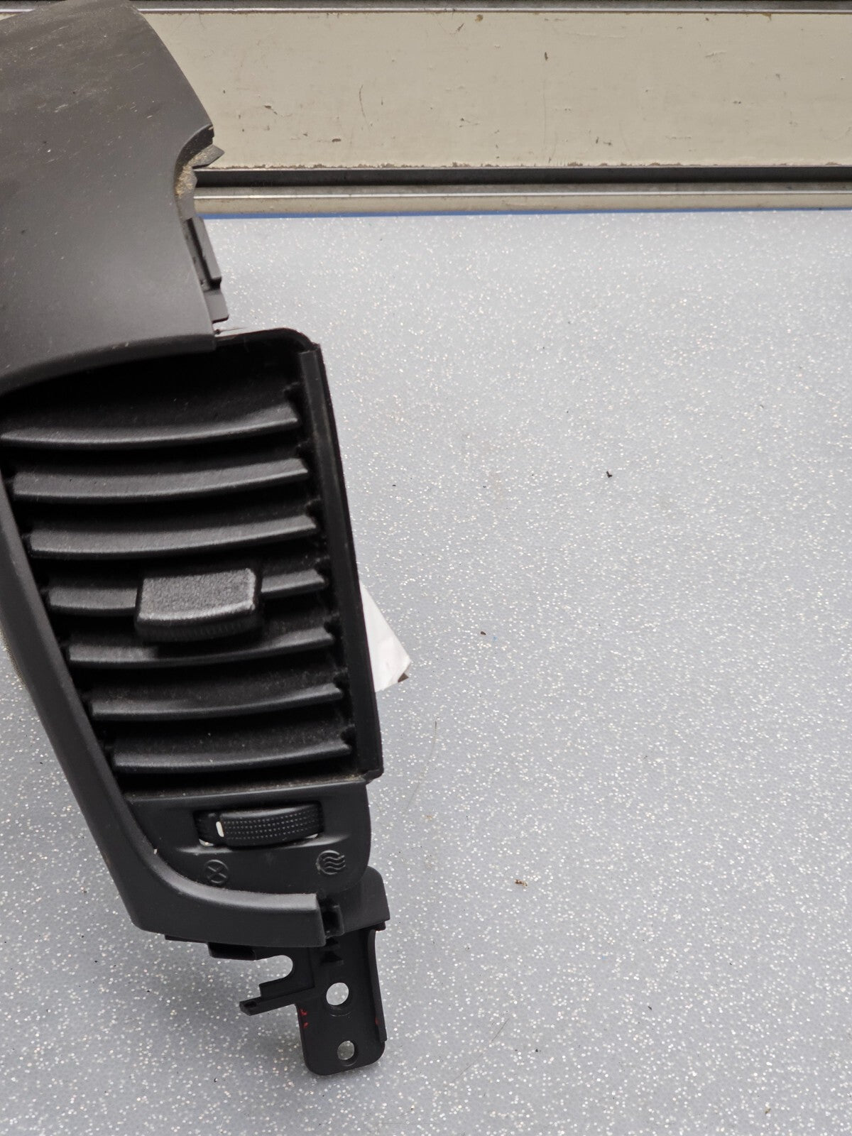 08-09 KIA SORENTO CENTRE DASH LEFT DRIVER AIR VENT HEATER CONDITIONING BLACK OEM