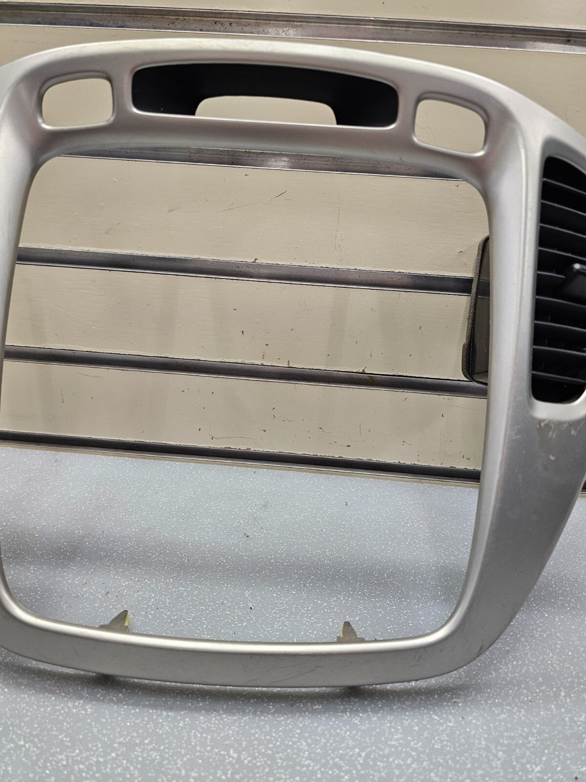 01-07 TOYOTA HIGHLANDER CENTER DASH RADIO CLIMATE TRIM SURROUND BEZEL SILVER B66