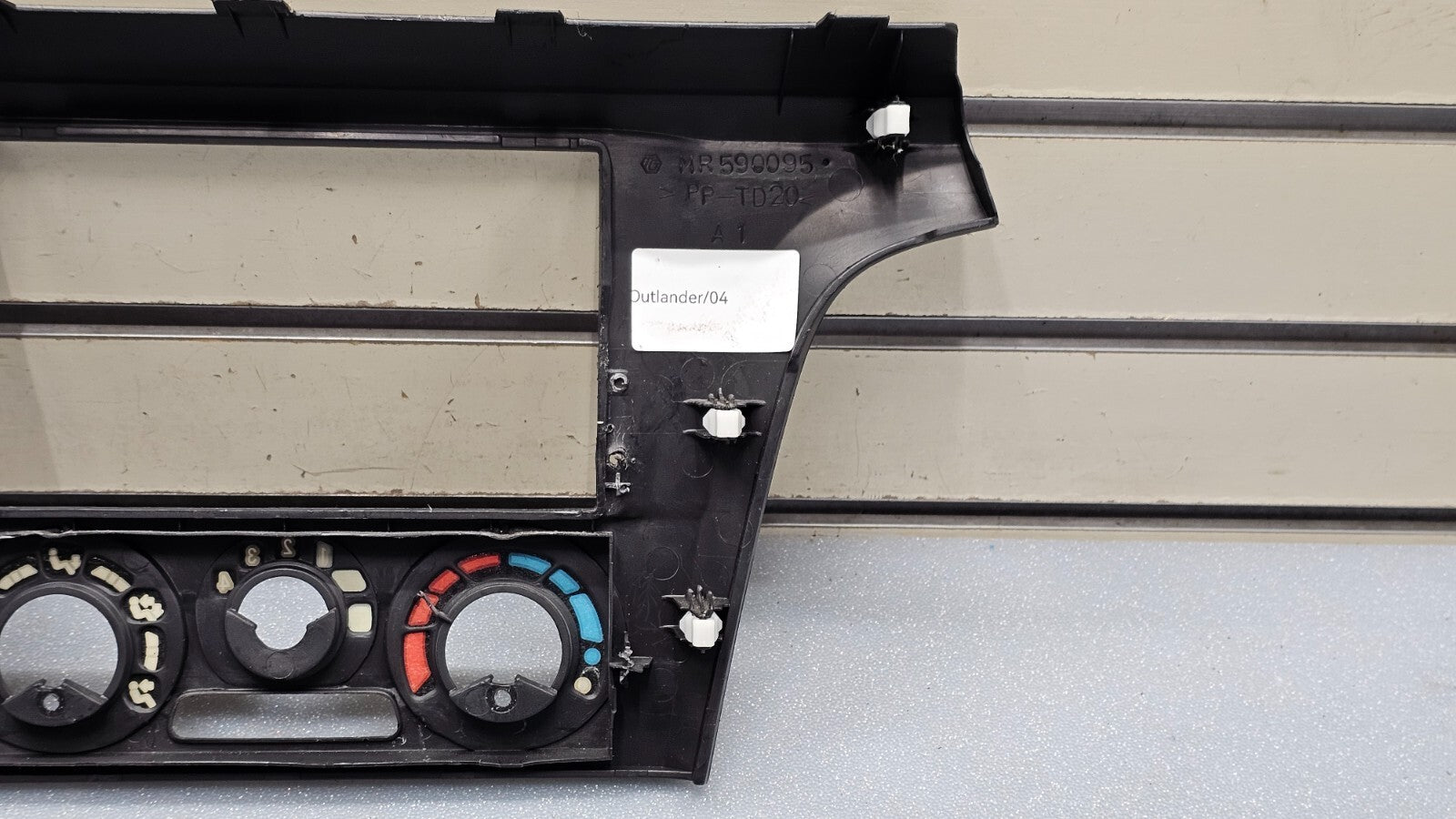 🔥03-06 MITSUBISHI OUTLANDER FRONT CENTER DASH RADIO CLIMATE CONTROL BEZEL TRIM
