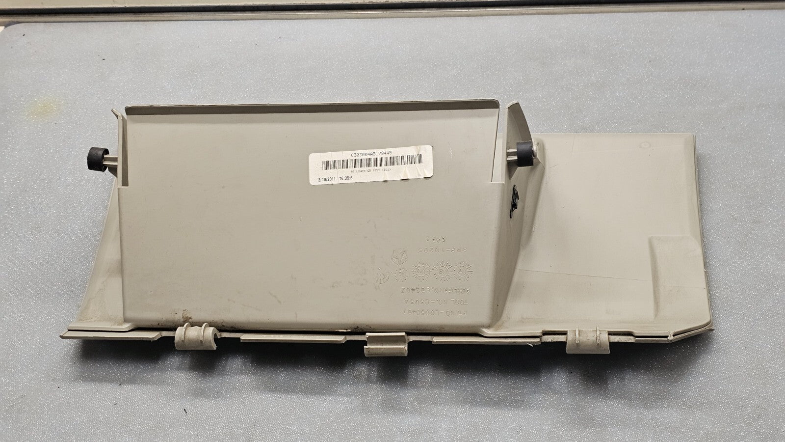 🔥11-18 GRAND CARAVAN TOWN COUNTRY DASH GLOVE BOX STORAGE COMPARTMEN LID TAN