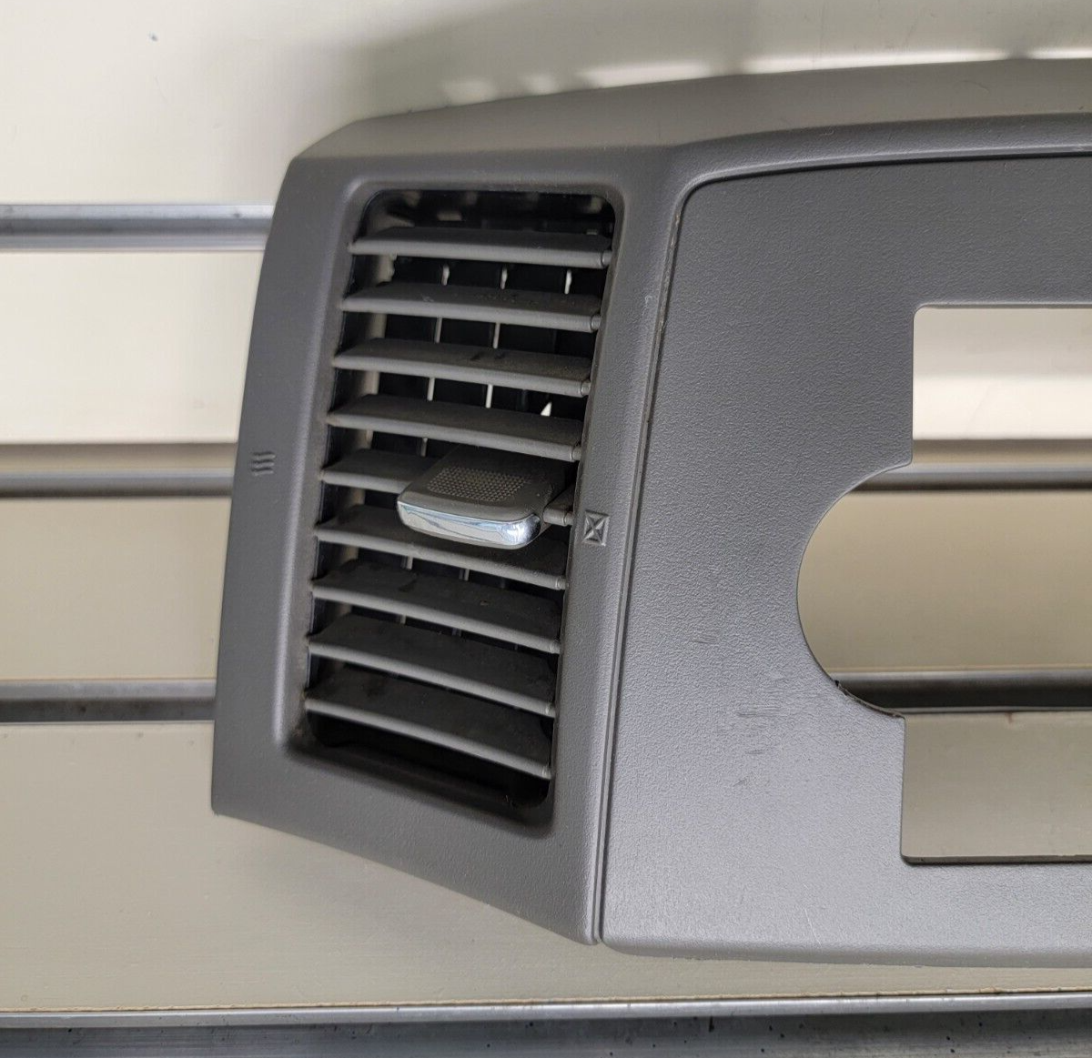🔥2005-2007 Jeep Grand Cherokee Dash RADIO TRIM BEZEL W VENTS Gray B30