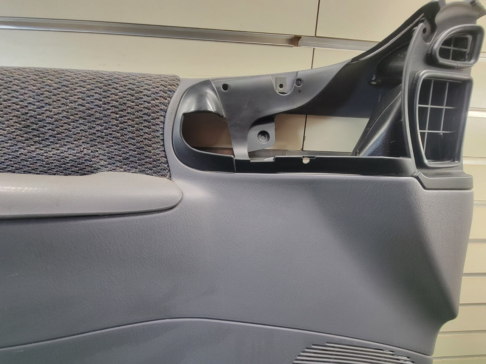 🔥96 - 00 CARAVAN VOYAGER TOWN & COUNTRY LEFT FRONT DOOR PANEL GRAY